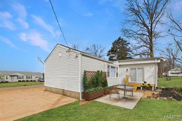 10410 Ewell Drive, St Louis, MO 63137