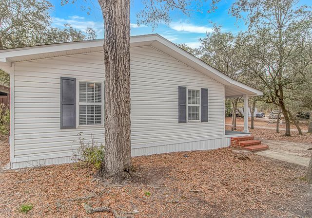 4247 Black Island Rd., Galivants Ferry, SC 29544