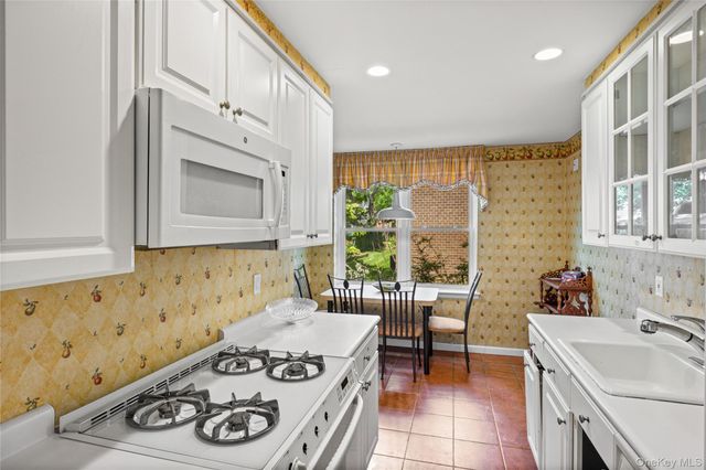 360 Central Avenue 128, Lawrence, NY 11559
