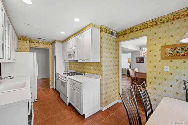 360 Central Avenue 128, Lawrence, NY 11559