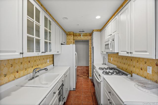 360 Central Avenue 128, Lawrence, NY 11559