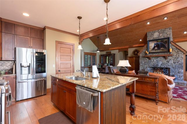 601 Hawk Mountain Road, Lake Toxaway, NC 28747