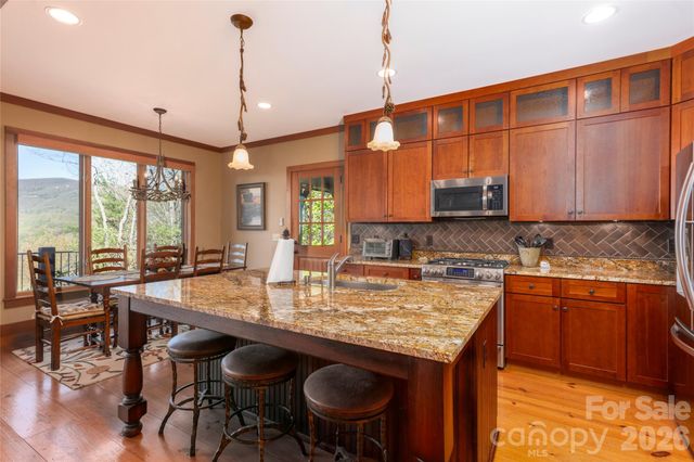 601 Hawk Mountain Road, Lake Toxaway, NC 28747