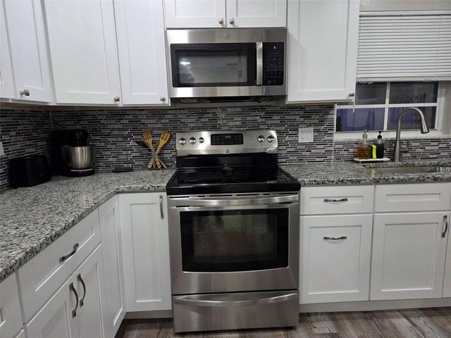 8024 CANDLEWOODE DRIVE, Largo, FL 33773