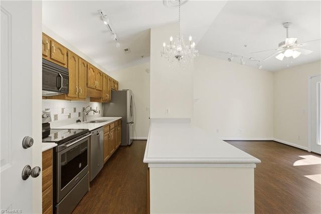 5934 W Friendly Avenue J, Greensboro, NC 27410