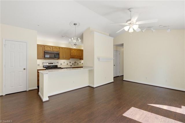 5934 W Friendly Avenue J, Greensboro, NC 27410