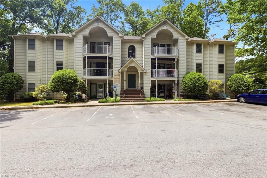 5934 W Friendly Avenue J, Greensboro, NC 27410