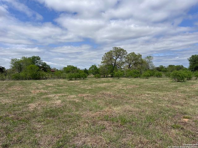 552 County Road 423, Stockdale, TX 78160