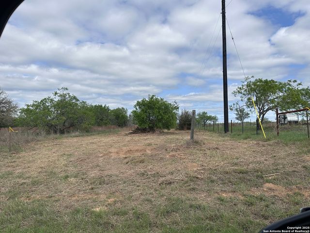 552 County Road 423, Stockdale, TX 78160