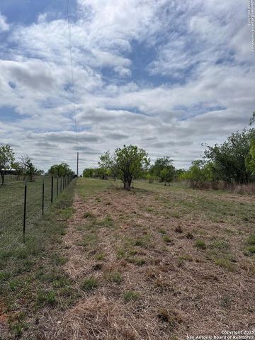 552 County Road 423, Stockdale, TX 78160