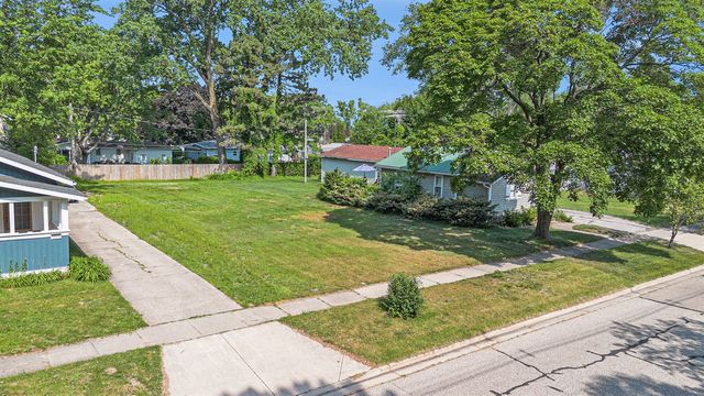 1006 St Joseph Street, South Haven, MI 49090