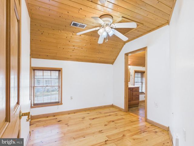 36 RUNNYMEADE RD, Bunker Hill, WV 25413