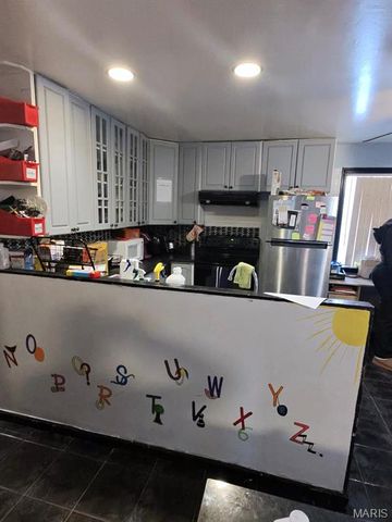 10047 Castle Drive, St Louis, MO 63136