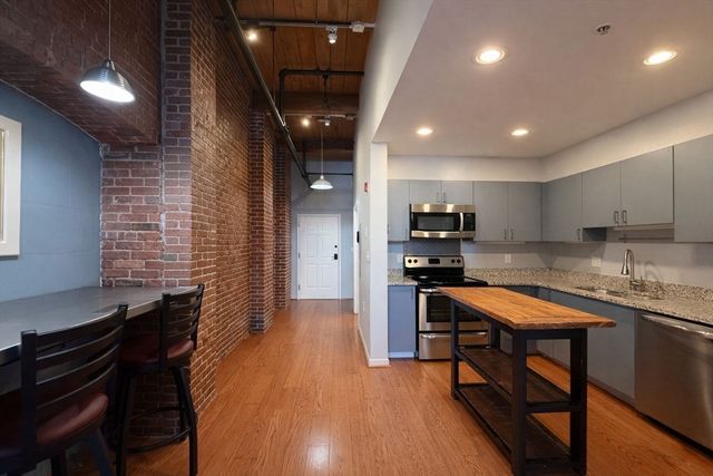 172 Middle 108, Lowell, MA 01852