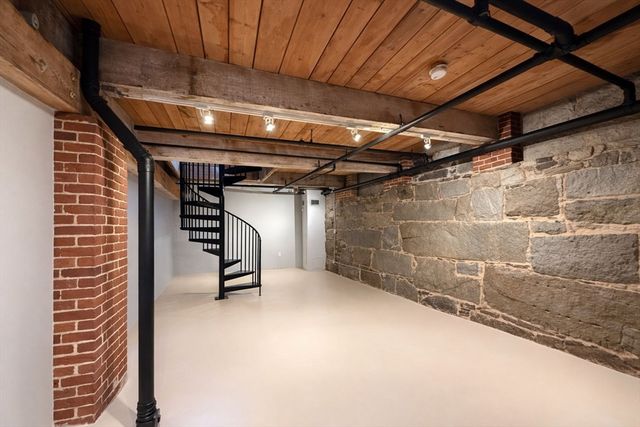 172 Middle 108, Lowell, MA 01852