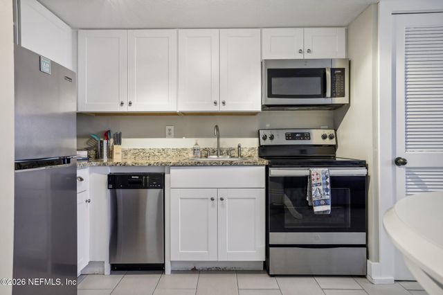 413 1ST Street S 303, Jacksonville Beach, FL 32250