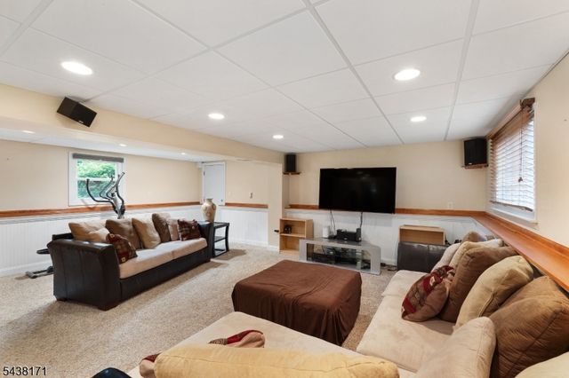 35 Saint Marys Dr, Roxbury Twp., NJ 07876