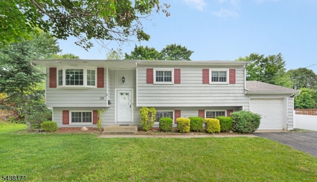 35 Saint Marys Dr, Roxbury Twp., NJ 07876