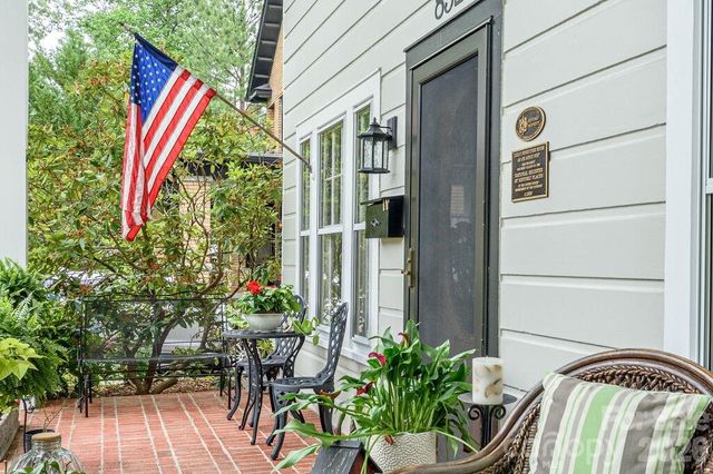 832 4th Avenue W, Hendersonville, NC 28739