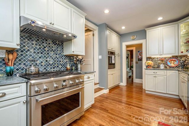 832 4th Avenue W, Hendersonville, NC 28739