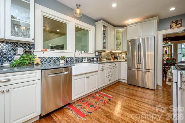 832 4th Avenue W, Hendersonville, NC 28739