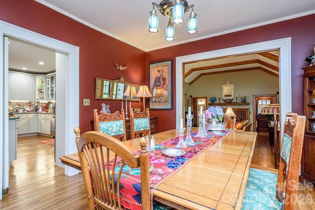 832 4th Avenue W, Hendersonville, NC 28739