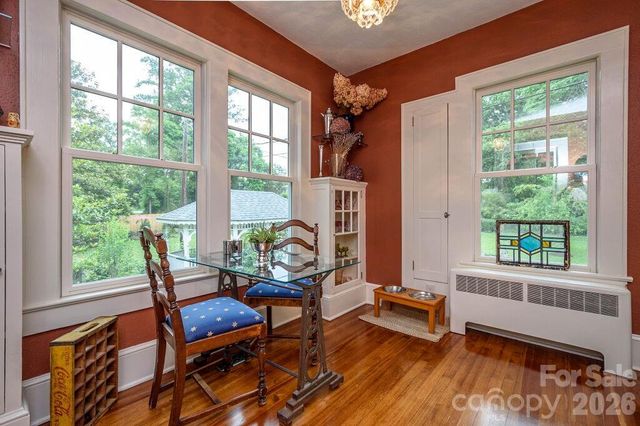 832 4th Avenue W, Hendersonville, NC 28739