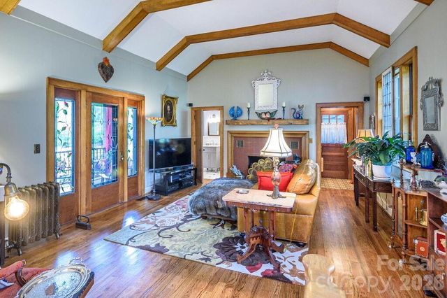 832 4th Avenue W, Hendersonville, NC 28739