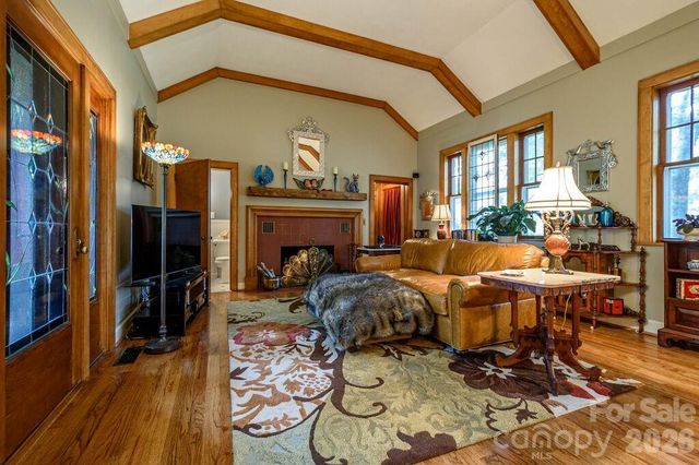 832 4th Avenue W, Hendersonville, NC 28739