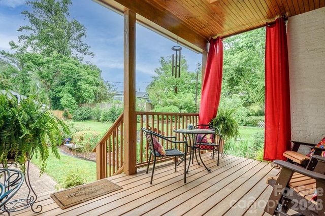 832 4th Avenue W, Hendersonville, NC 28739