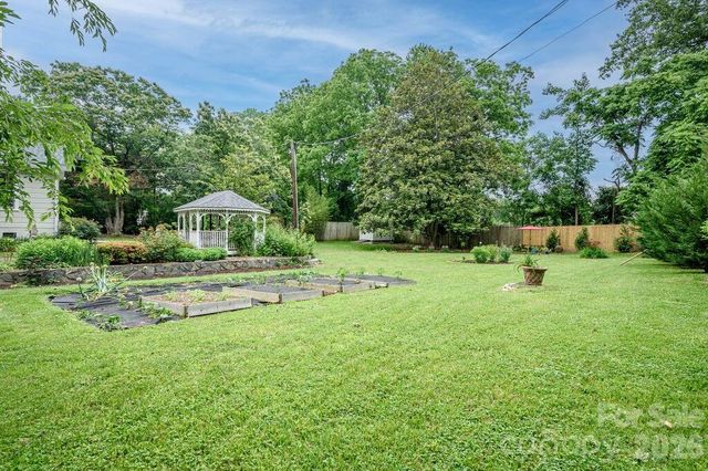 832 4th Avenue W, Hendersonville, NC 28739