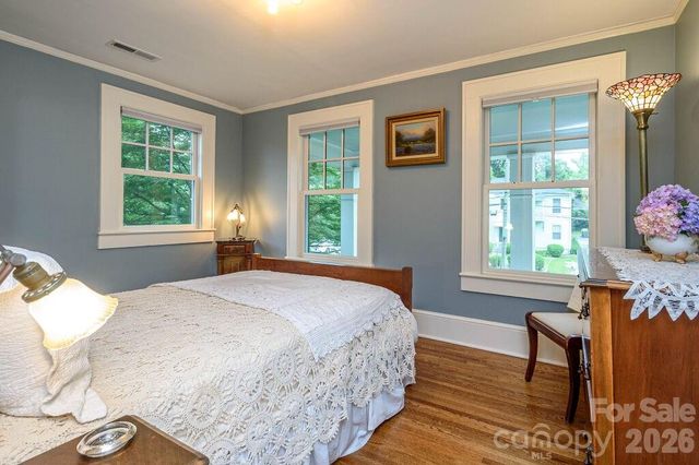 832 4th Avenue W, Hendersonville, NC 28739