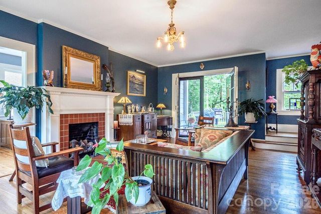 832 4th Avenue W, Hendersonville, NC 28739