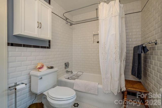 832 4th Avenue W, Hendersonville, NC 28739