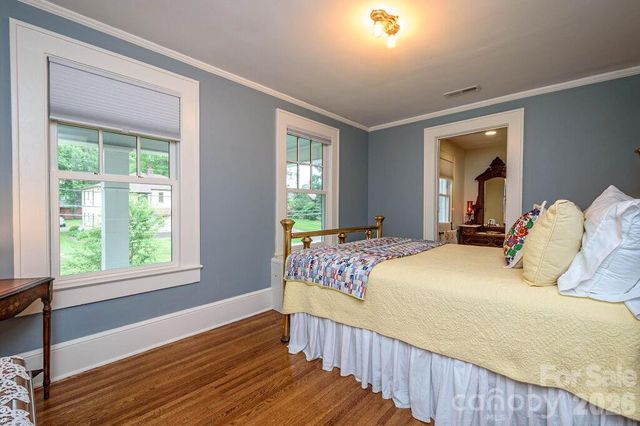 832 4th Avenue W, Hendersonville, NC 28739