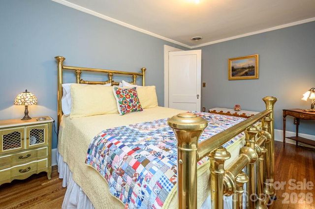 832 4th Avenue W, Hendersonville, NC 28739