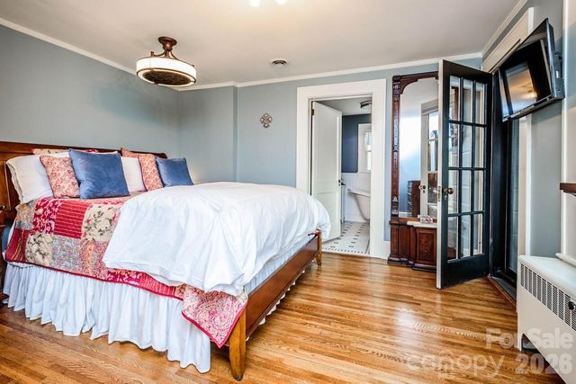 832 4th Avenue W, Hendersonville, NC 28739