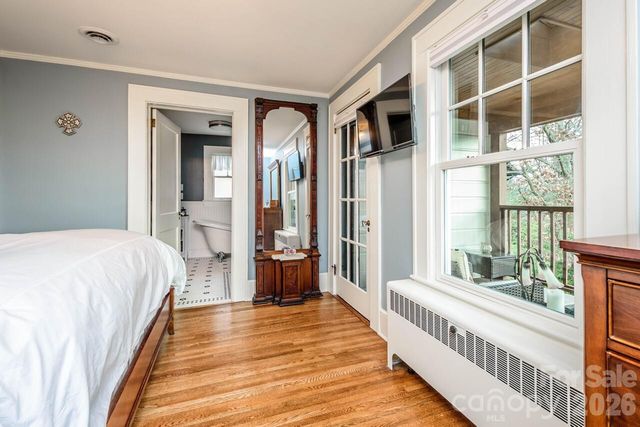 832 4th Avenue W, Hendersonville, NC 28739