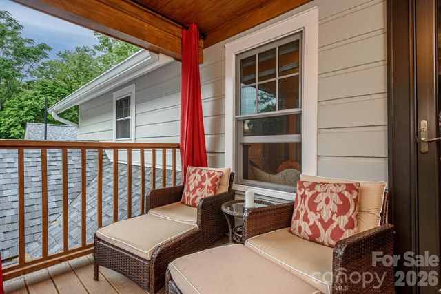 832 4th Avenue W, Hendersonville, NC 28739