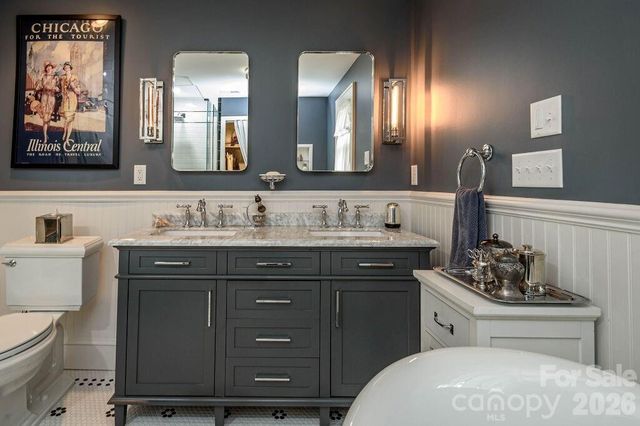 832 4th Avenue W, Hendersonville, NC 28739