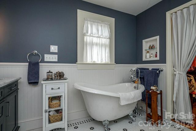 832 4th Avenue W, Hendersonville, NC 28739