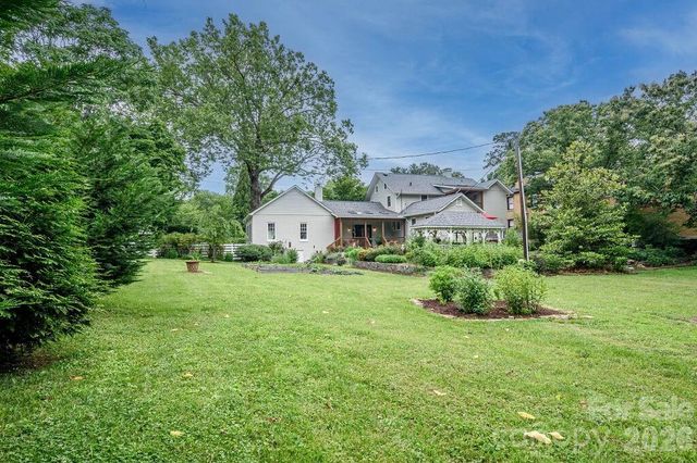 832 4th Avenue W, Hendersonville, NC 28739