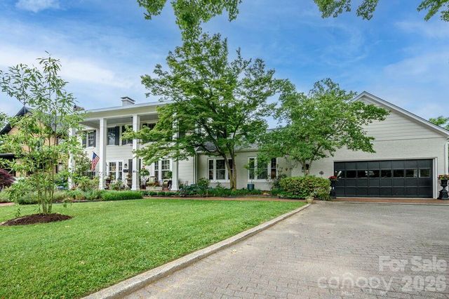 832 4th Avenue W, Hendersonville, NC 28739