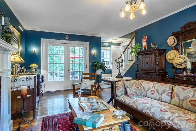 832 4th Avenue W, Hendersonville, NC 28739