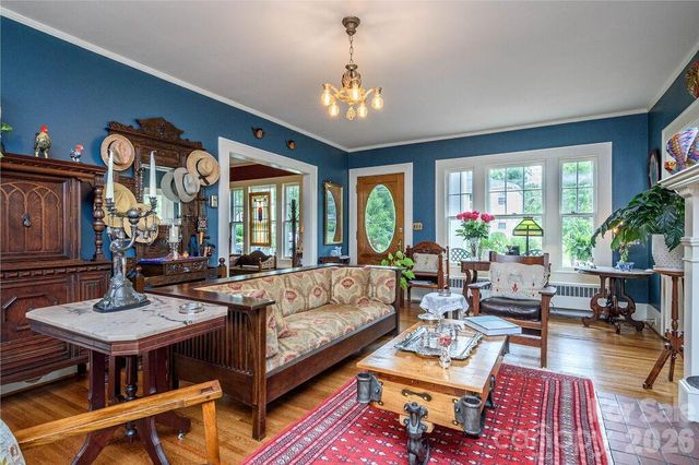 832 4th Avenue W, Hendersonville, NC 28739