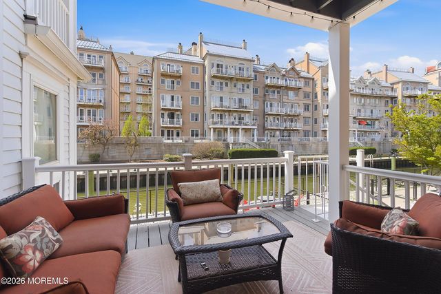 26 Half Moon Isle Isle, Jersey City, NJ 07305