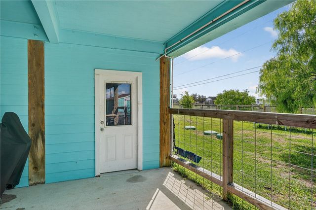 70 West Castle Oak Lane, Rockport, TX 78382