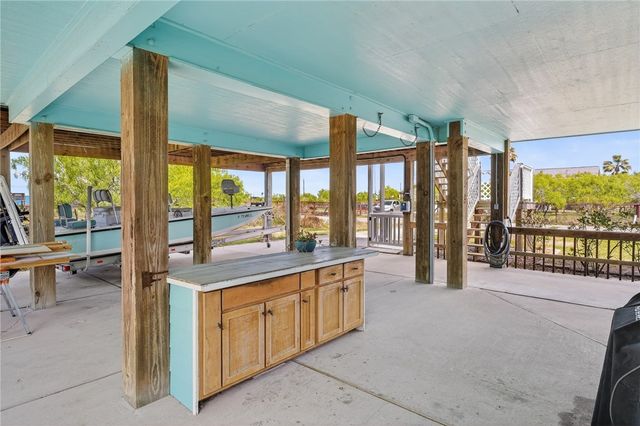 70 West Castle Oak Lane, Rockport, TX 78382