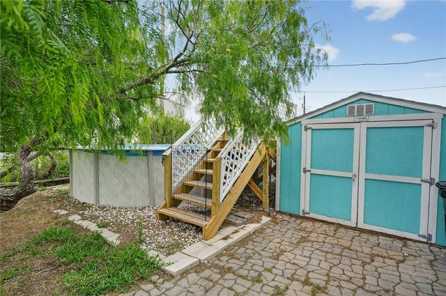 70 West Castle Oak Lane, Rockport, TX 78382
