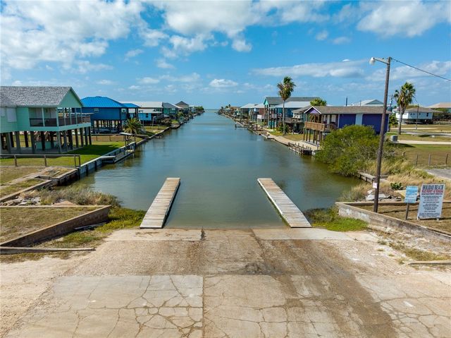 70 West Castle Oak Lane, Rockport, TX 78382
